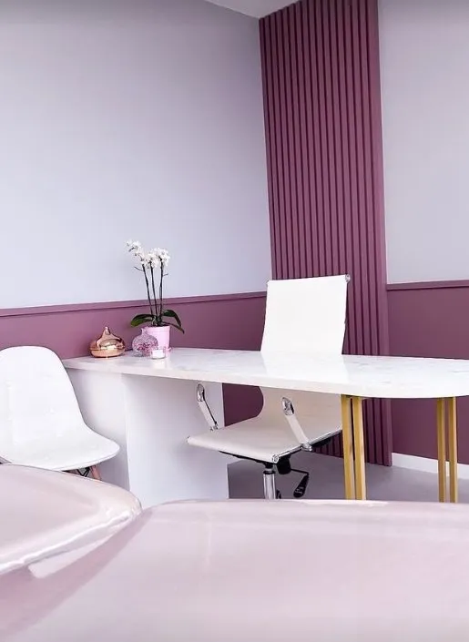 Sala de avaliação com mesa de mármore e ripado ameixa