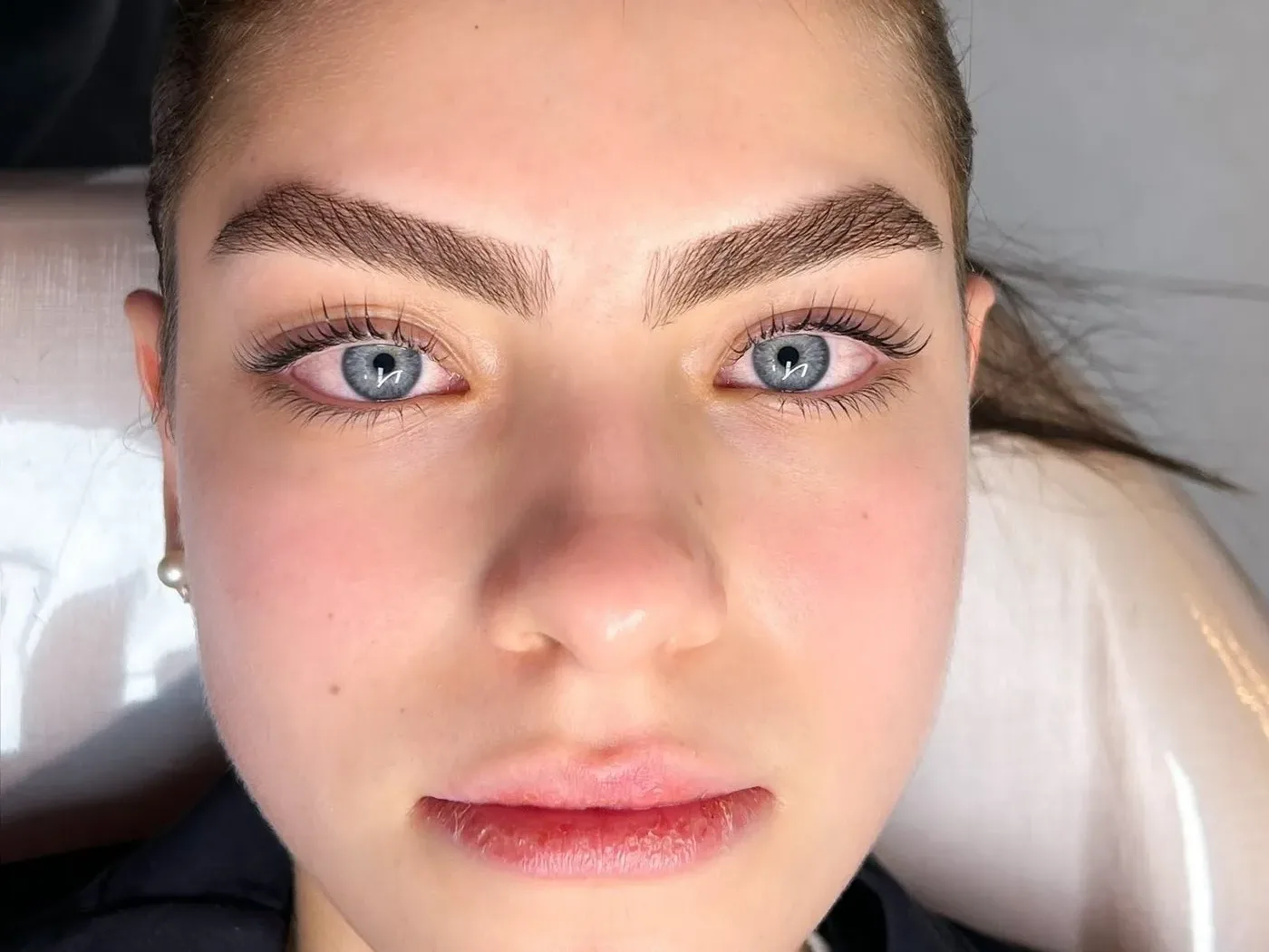 Cílios curvados com lash lifting e olhar aberto