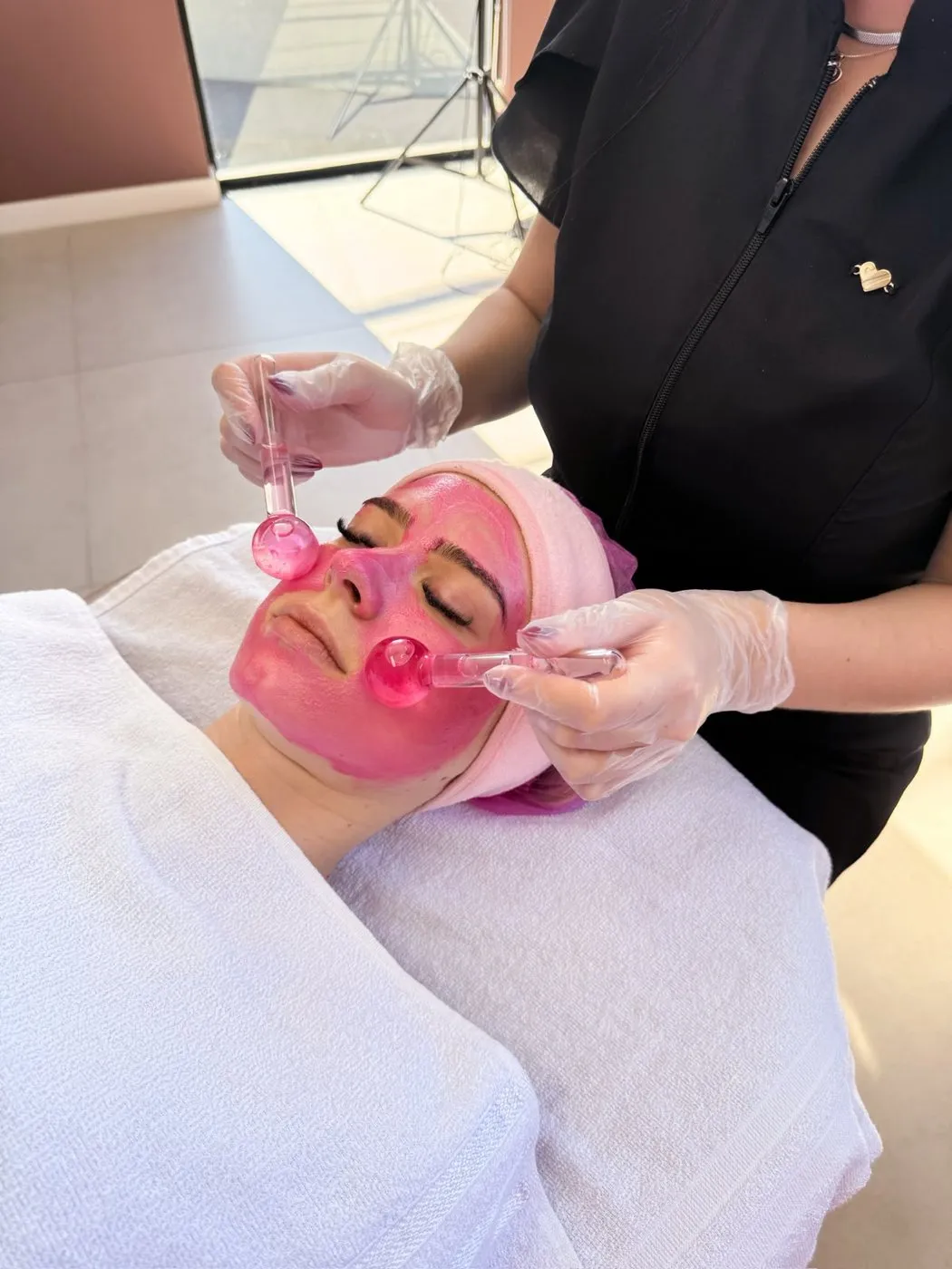 Limpeza de pele com máscara e massagem com esferas de vidro