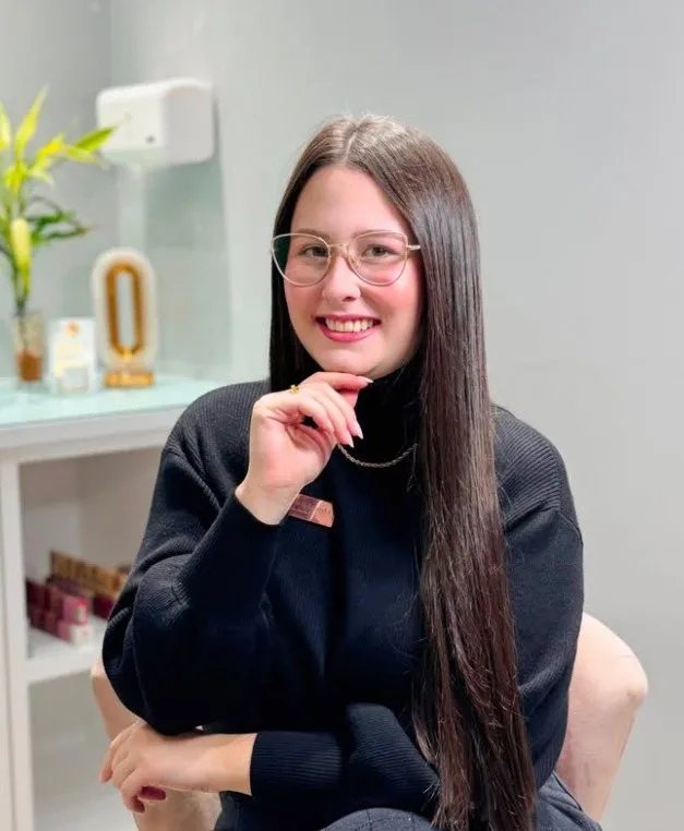 Maria Eduarda, manicure da clínica