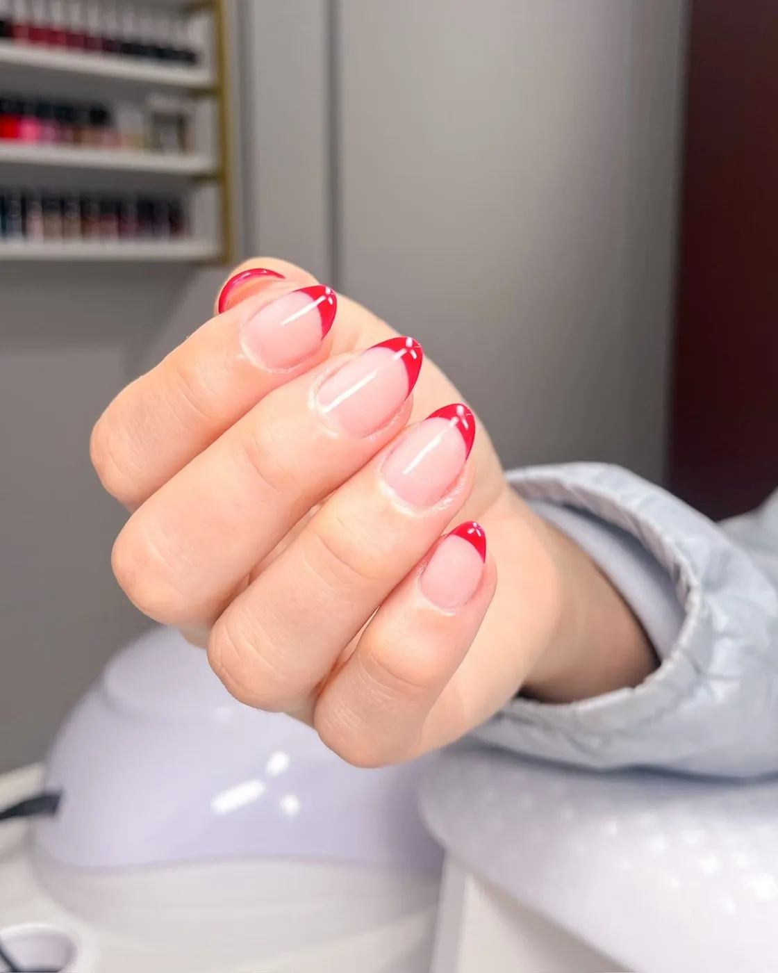 Unhas com francesinha vermelha feitas na clínica